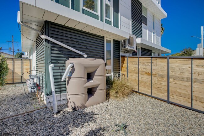 Building Photo - 837 N Kingsley Dr
