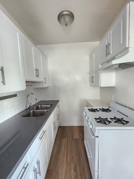 Building Photo - 2025 Cheremoya Ave