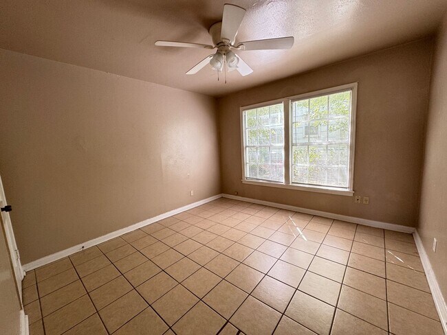 Building Photo - 912-912 Williamson Dr