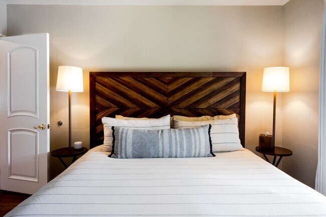 Building Photo - Movie Colony Oasis - Peaceful, Walk to Dow...
