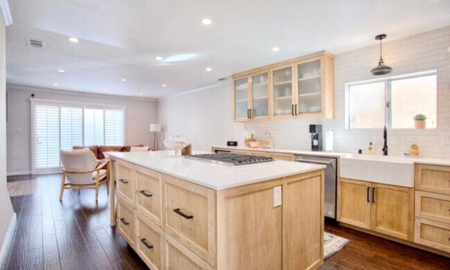 Building Photo - Amazing West LA Location - 2 bd / 2.5 ba T...