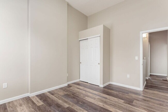 Building Photo - 1363 Summit St