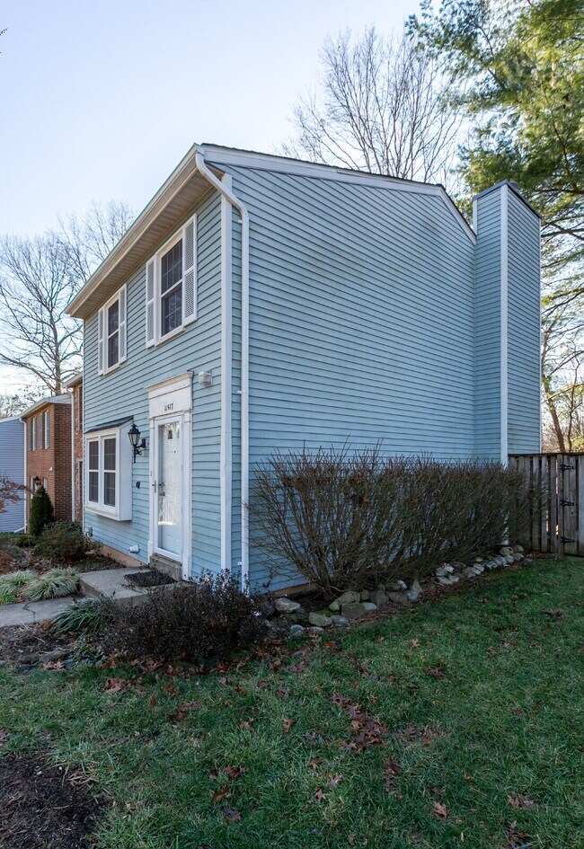 Building Photo - Bright and Spacious Townhome Living Near Reston