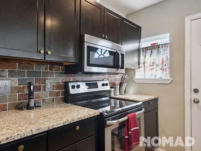 Building Photo - 1 bedroom renovated duplex