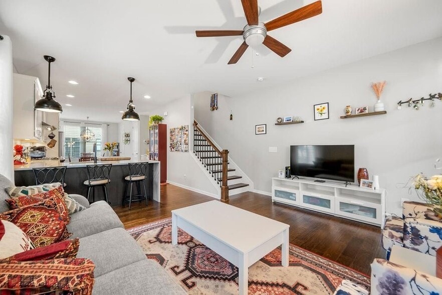 Building Photo - 755 Dunlop Way
