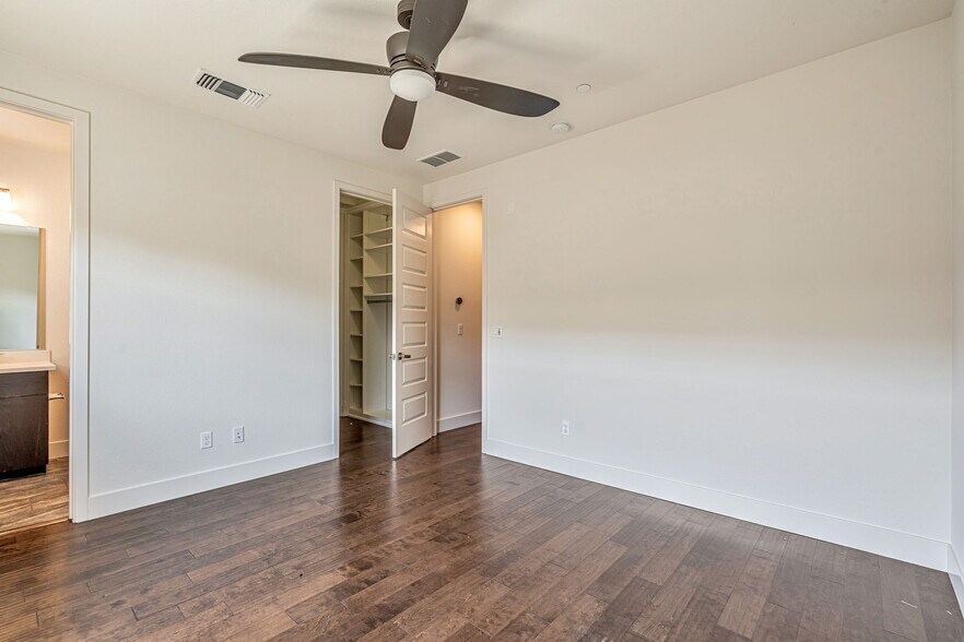 Building Photo - 457 Diller St