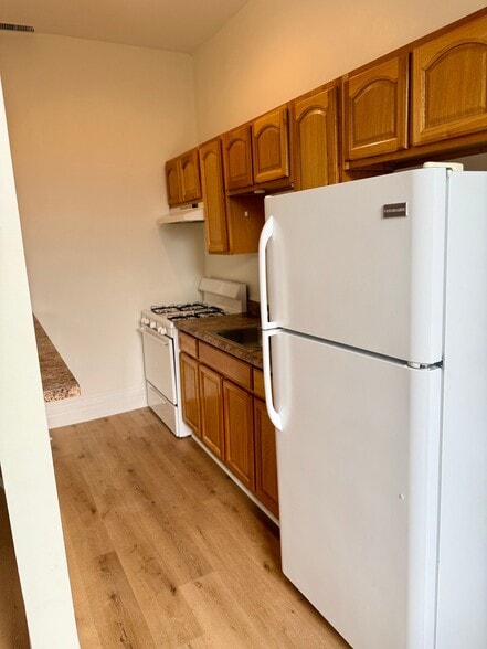 Building Photo - 217 W 11th St