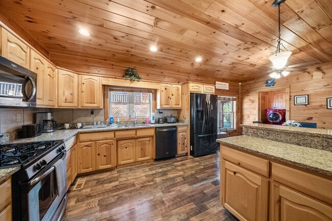Building Photo - Sevierville 37876 - 3 bedroom, 3.5 Bath, 2486 sq. ft. Cabin and a 672 sq. ft. Studio above garage...