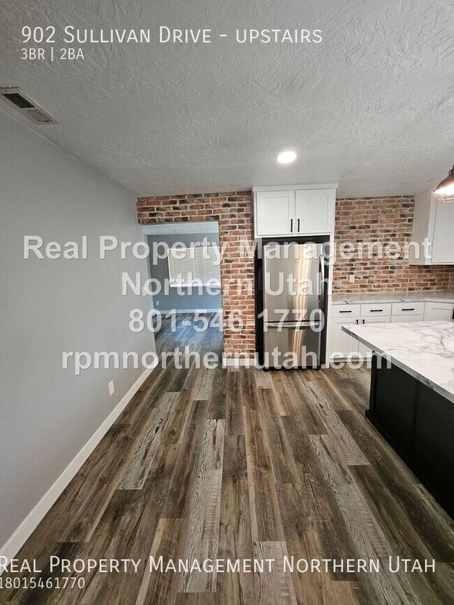Building Photo - 902 Sullivan Dr