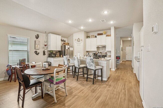 Building Photo - 633 Oleander Crk