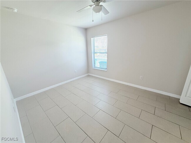 Building Photo - 1403 Nelson Rd N