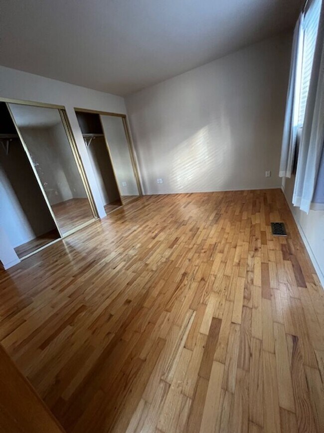 Building Photo - 4 Bedroom, 2 Bath Rambler, Large Fenced back yard, Attached Garage.