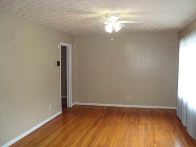 Building Photo - Rent Ready to move in!