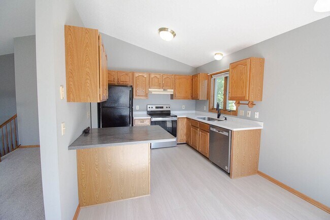 Building Photo - Pristine, Bright, and Move-In Ready in SW Rochester!