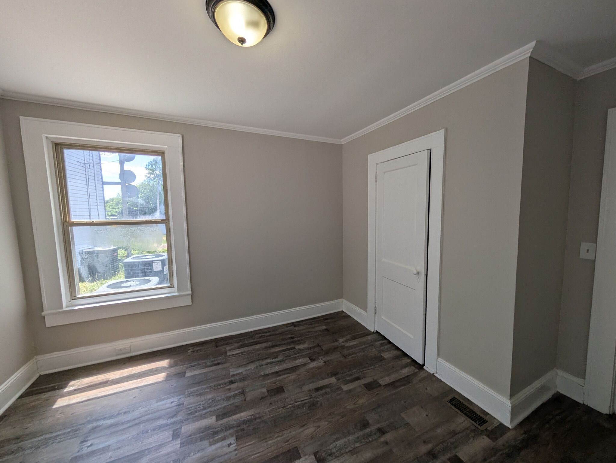 Building Photo - Room in Apartment on Kerr St NW
