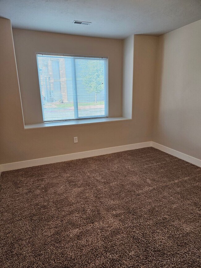 Building Photo - AVON16698