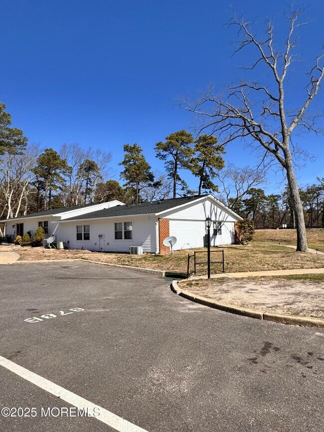 Building Photo - 878 Balmoral Ct