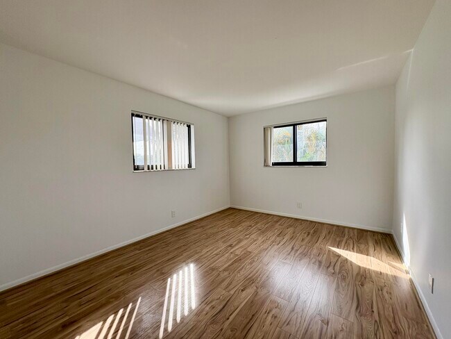 Building Photo - 305 SE 9th Ave