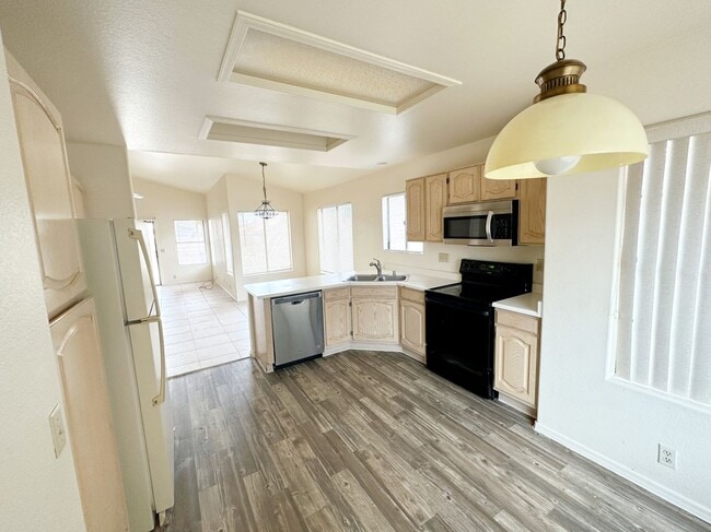 Building Photo - Spacious 3 Bed, 2 Bath Home in Peoria - Your Perfect Home Awaits!