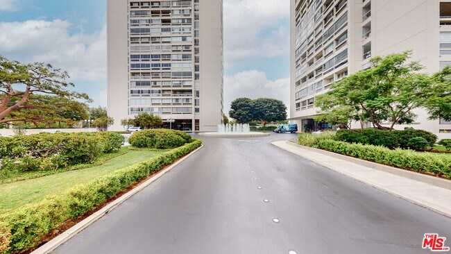 Building Photo - 2222 Ave of the Stars