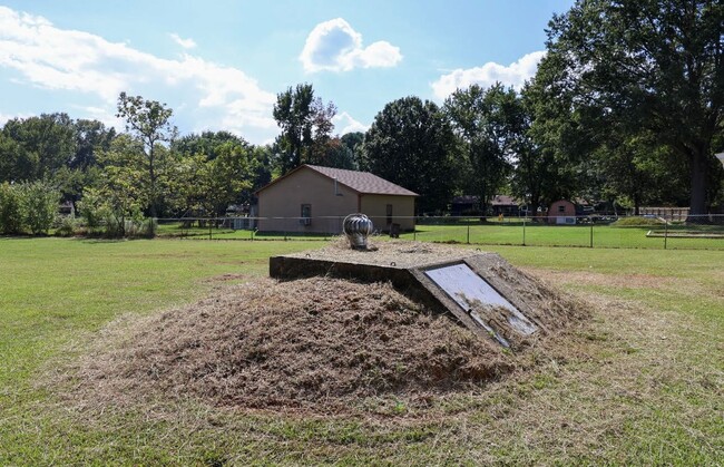 Building Photo - Country Living, Open Concept