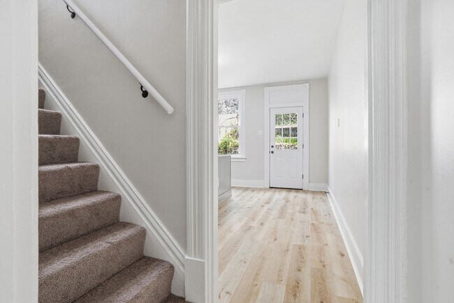 Building Photo - 3 bed 1 bath - completely updated, great location, central air, laundry