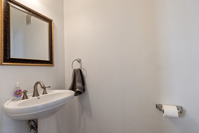 Building Photo - 2216 Chenevert St