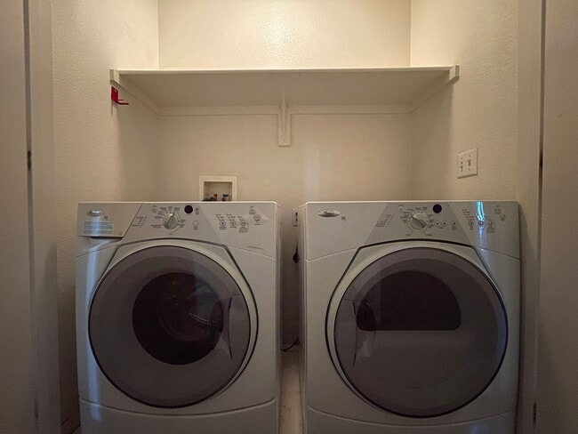 Building Photo - 2 BED 2 BATH CONDO IN GATED COMMUNITY!