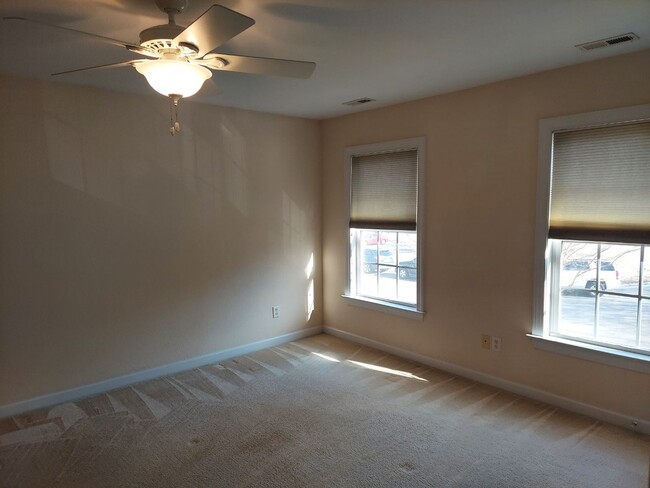 Building Photo - 3 Bed 2.5 Bath Townhouse