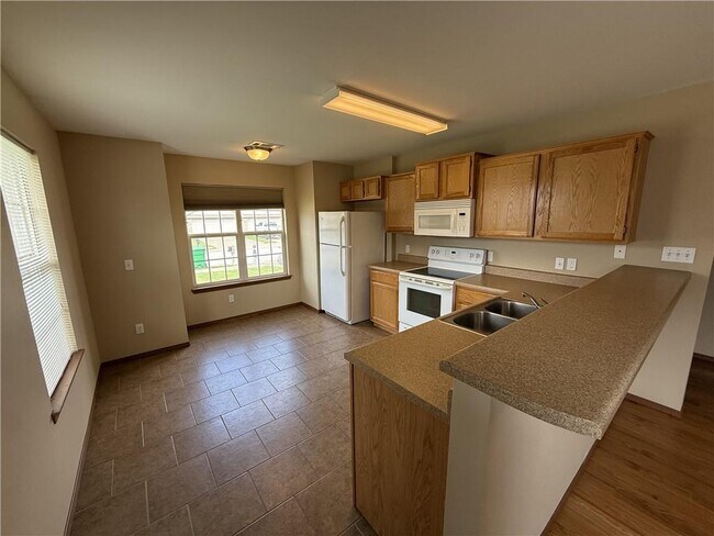 Building Photo - 213 Foxglove St