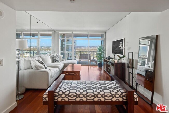 Building Photo - 13650 Marina Pointe Dr