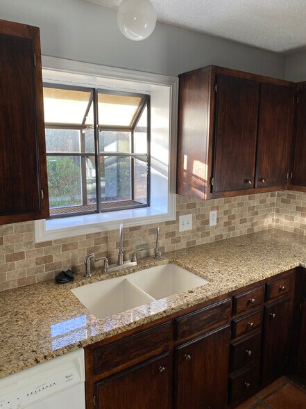 Kitchen - 4406 Parkhurst Dr