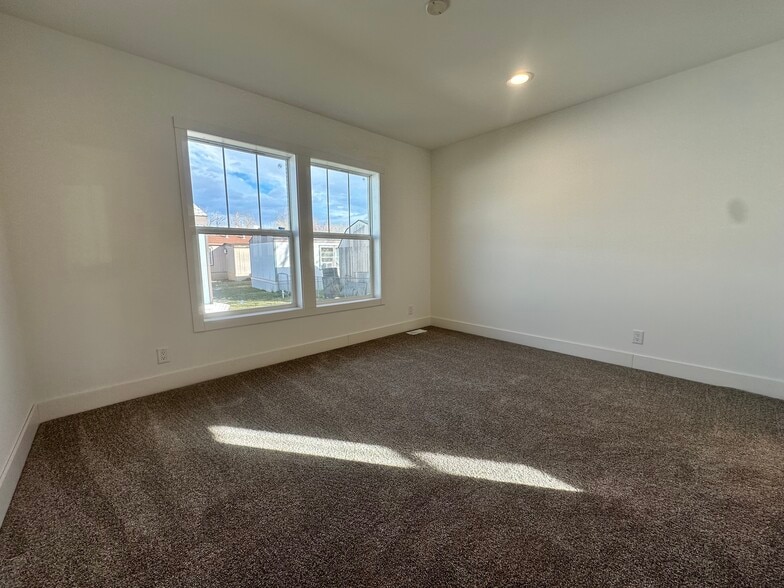 Building Photo - 29 Cavalier St N