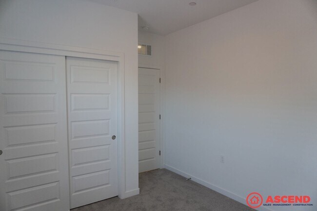 Building Photo - 8206 Wandesford Dr