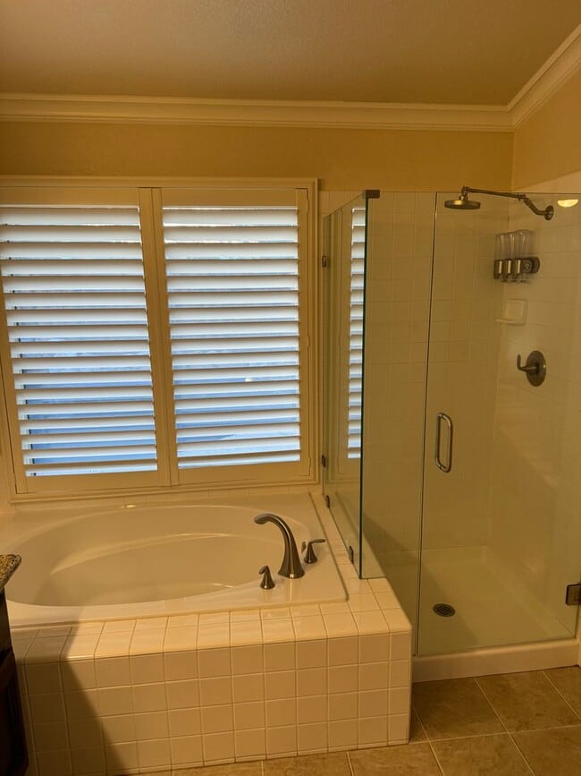 Building Photo - Immaculate home with pool & hardwood floors!