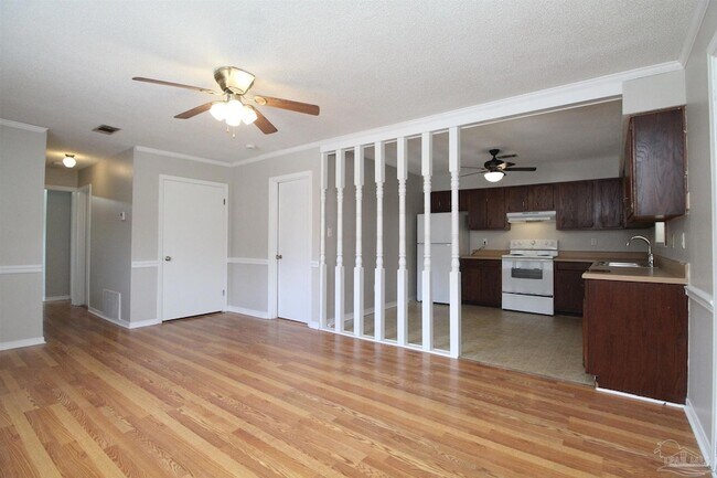 Building Photo - 4630 Bellview Ave
