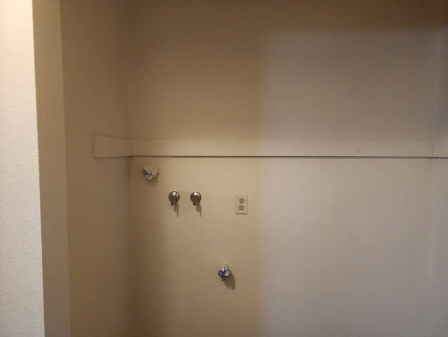 Building Photo - 903 Filbert Ct