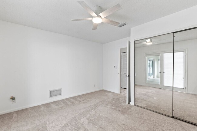 Building Photo - Riverfront Home in Ormond Beachside!