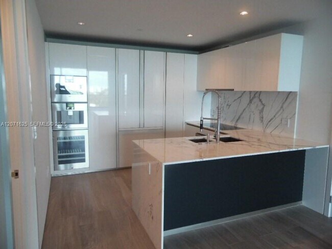 Building Photo - 10201 Collins Ave