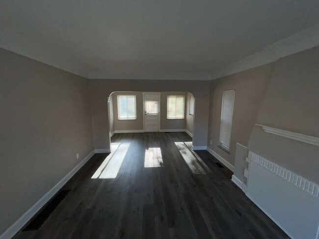 Building Photo - Beautiful Renovated Colonial