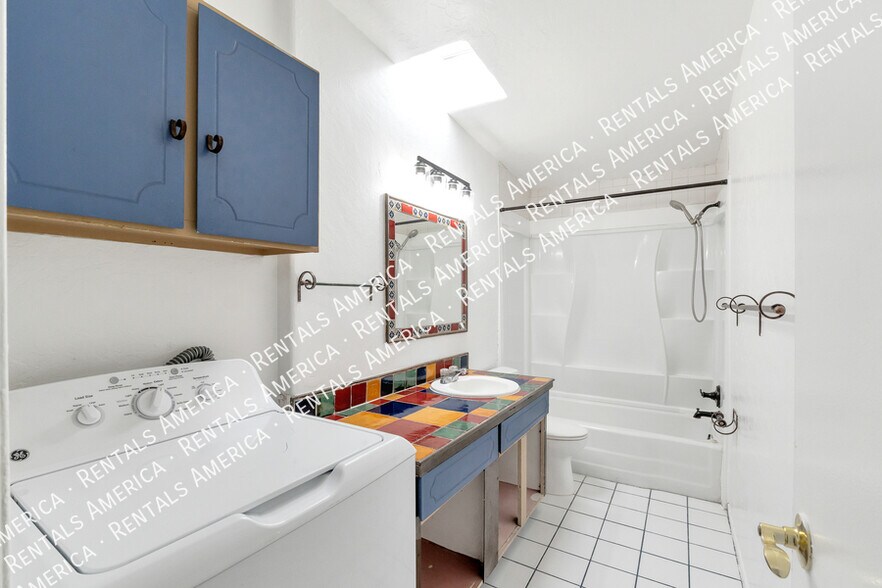 Building Photo - 801 E Holaway Dr