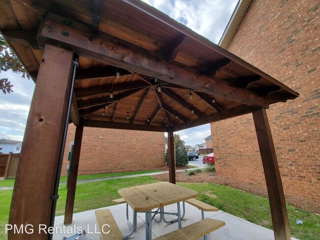 Building Photo - 1 br, 1 bath Room For Rent - 220 Lanier Dr