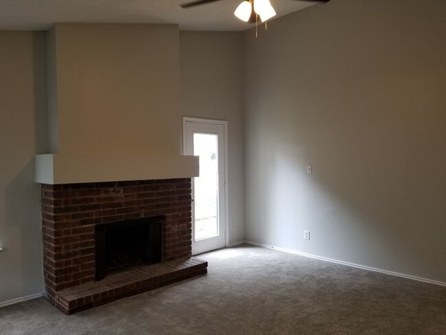 Building Photo - 9209-9209 Shadow Crest Dr