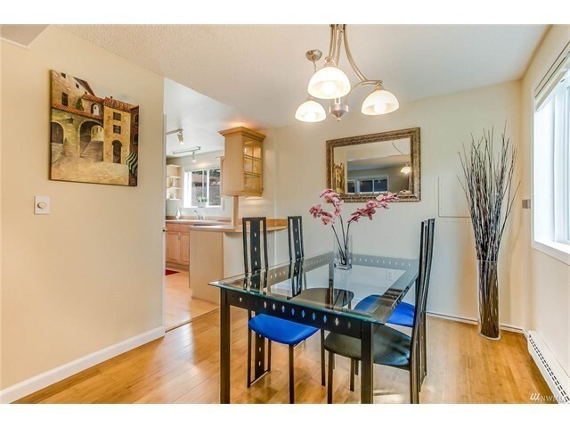 Building Photo - Beautiful 2 Bed 1.5 Bath in Sought After Woodridge, Bellevue.