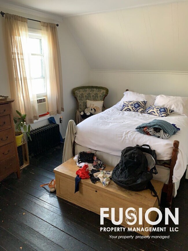 Building Photo - Adorable 2 bedroom home in Winooski with large backyard!