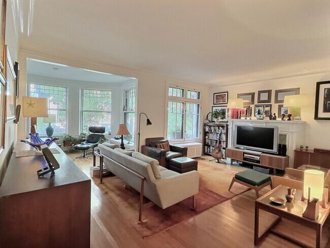 Building Photo - 2921 N Pine Grove Ave