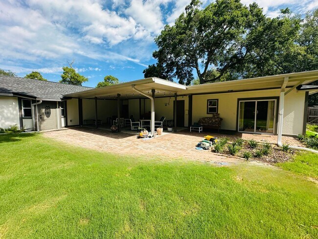 Building Photo - Spacious 6-Bedroom Rental in Spanish Point...