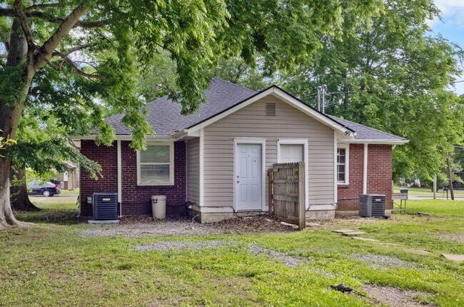 Building Photo - 815 Stafford St