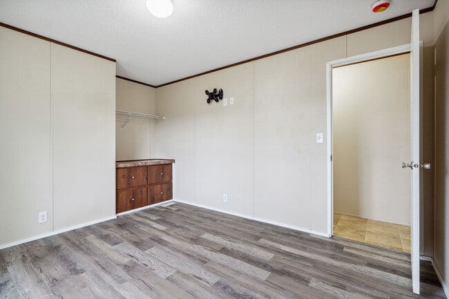 Building Photo - 111 S Cedar Dr