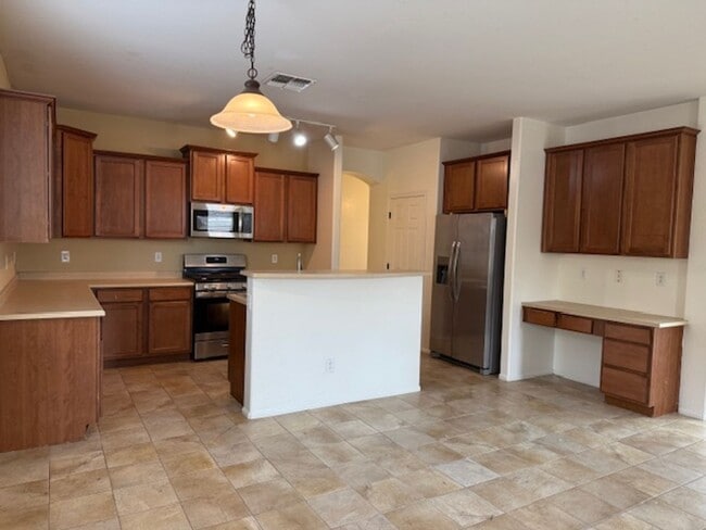 Building Photo - Gorgeous 5 bedroom home in Tartesso